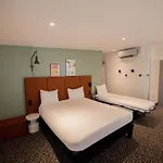 Hotel Ibis Canal Saint Martin 3*