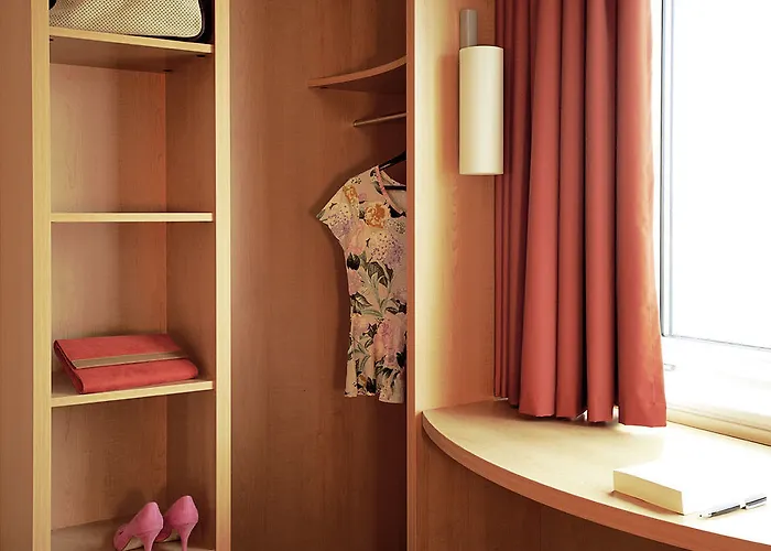 Отель Ibis Canal Saint Martin 3*